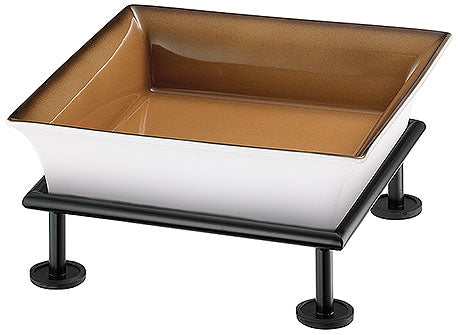 Schale auf schwarzem Gestell.