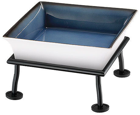 Quadratische Schale auf schwarzem Gestell.