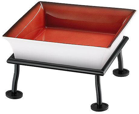 Rote Schale auf schwarzem Gestell.