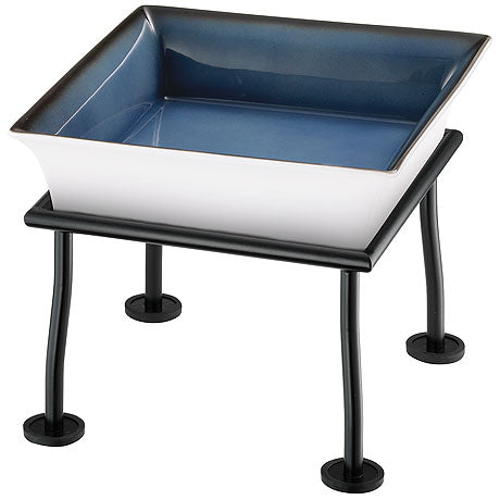 Schüssel auf schwarzem Gestell.