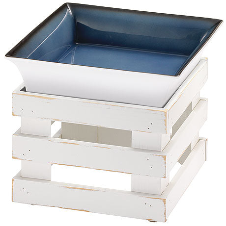 Schale auf weißer Holzkiste.