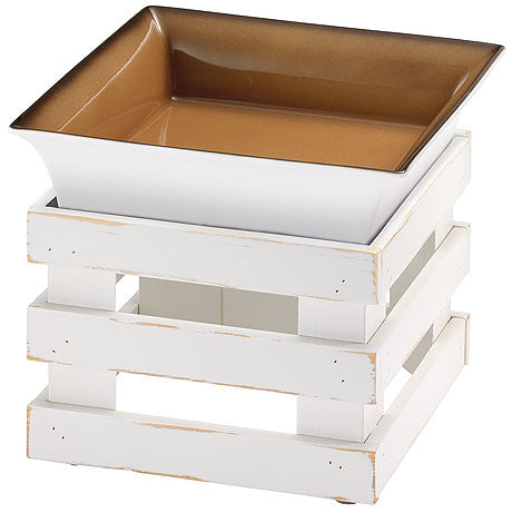 Schale in weißer Holzkiste.