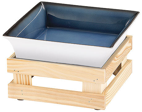 Schale auf Holzgestell, Gastronomie.