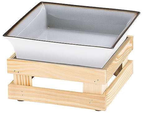 Porzellanschale auf Holzgestell.