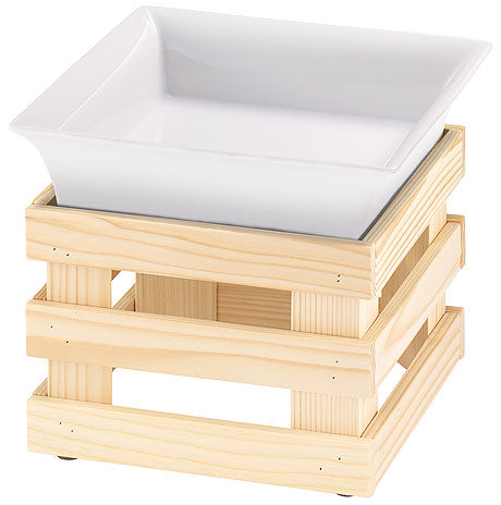 Porzellanschale auf Holzkiste.