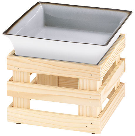 Holzgestell mit weißer Schale.