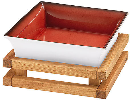 Rote Schale auf Holzgestell.