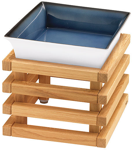 Schale auf Holzständer für Buffet.