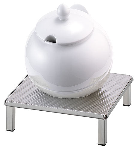 Weiße Schüssel auf Metallständer.