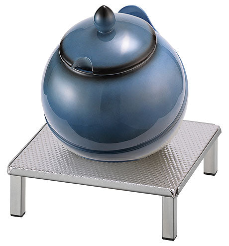 Suppentopf auf Metallständer.