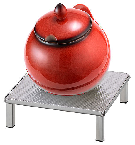 Roter Topf auf Metallständer.
