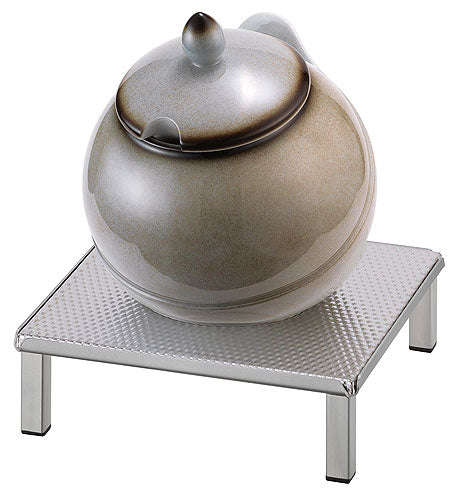 Suppentopf auf Metallständer.