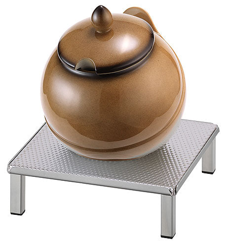 Suppentopf auf Metallständer.