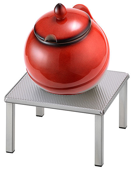 Roter Topf auf Metallständer.