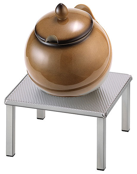 Suppentopf auf Metallständer.