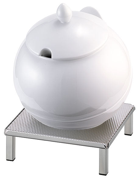 Weiße Suppenschüssel auf Gestell.