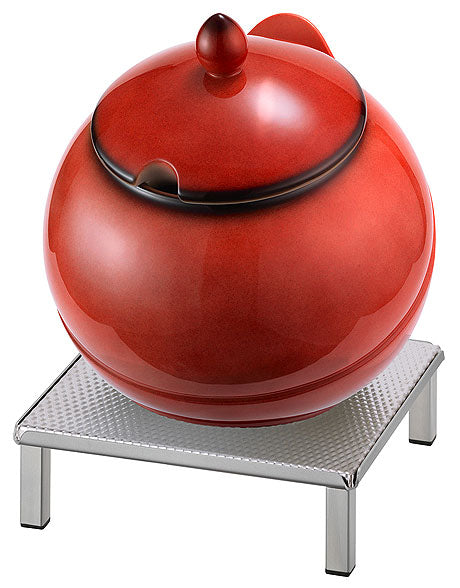 Roter Suppentopf auf Gestell.