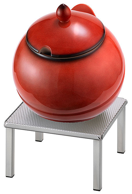 Roter Suppentopf auf Metallständer.