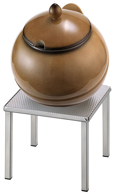 Suppentopf auf kleinem Tisch.