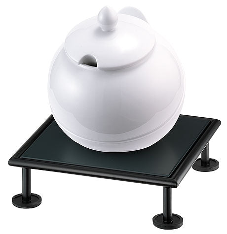 Weiße Schüssel auf schwarzem Ständer.