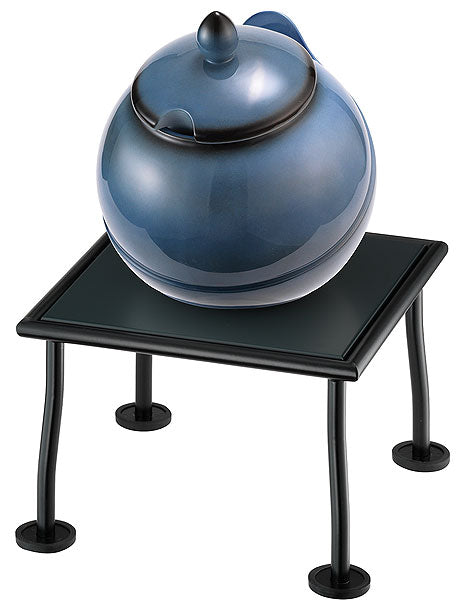 Suppentopf auf kleinem Tisch.