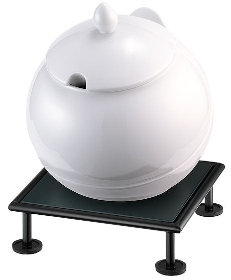 Weiße Suppenschüssel auf Ständer.