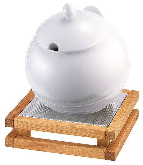 Weiße Suppenschüssel auf Holzständer.