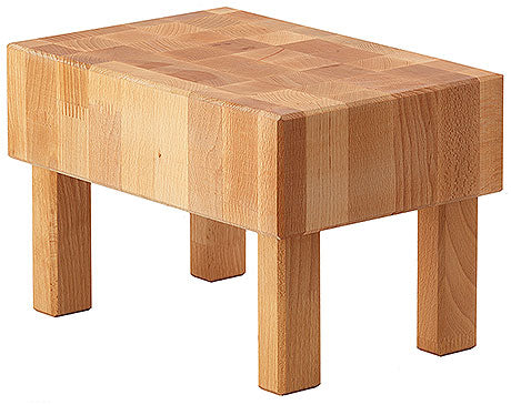 Holz-Schneidebrett auf Beinen.
