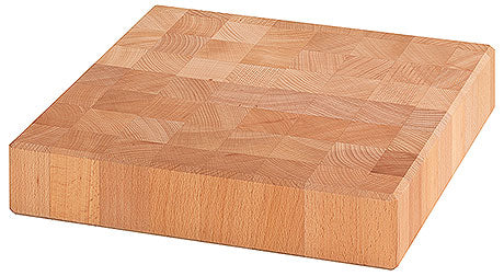 Holzschneidebrett auf weißem Hintergrund.