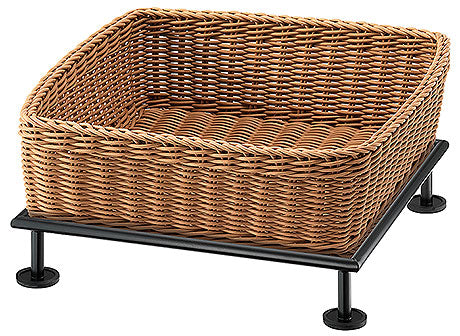 Geflochtener Korb auf Metallständer.