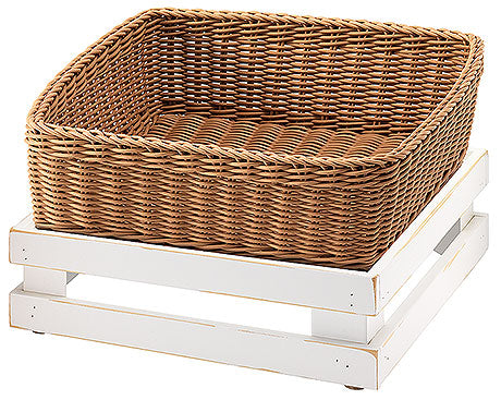 Korb auf weißem Holzgestell.