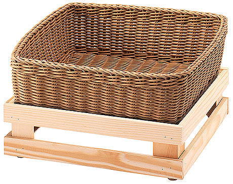 Geflochtener Korb auf Holzgestell.