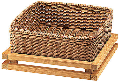 Geflochtener Korb auf Holzständer.