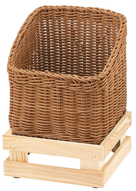 Geflochtener Korb auf Holzgestell.