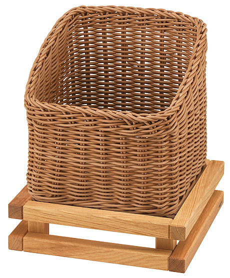 Geflochtener Korb auf Holzständer.