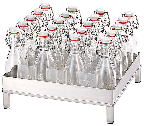 Flaschenhalter mit Glasflaschen.