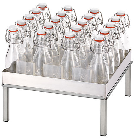 Glasflaschen in Metallgestell.