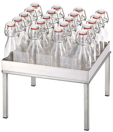 Flaschenständer mit Glasflaschen.