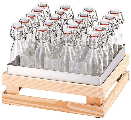Glasflaschen in Holzkiste.