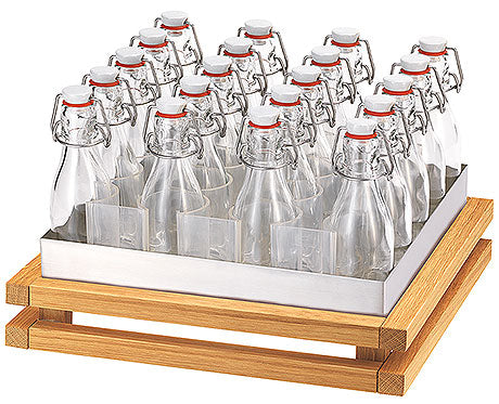 Glasflaschen auf Holztablett.