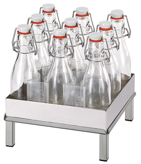 Glasflaschen in Metallständer.