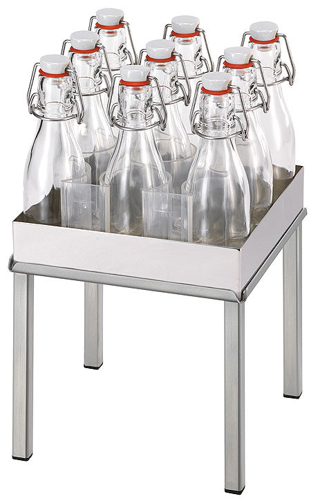 Glasflaschen in Metallgestell.