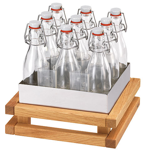 Glasflaschen in Holzständer.