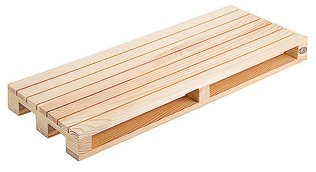 Holzpalette auf weißem Hintergrund.