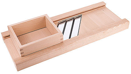 Holz-Gemüseschneider mit Auffangbehälter.