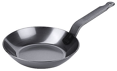 Graue Bratpfanne mit langem Griff.