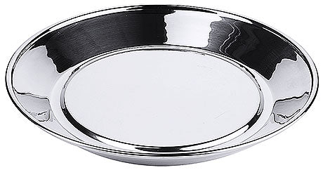 Silberner Teller auf weißem Hintergrund.