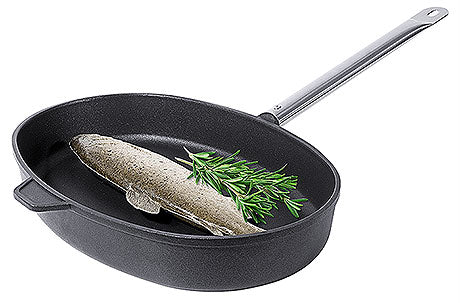 Pfanne mit Fisch und Kräutern.
