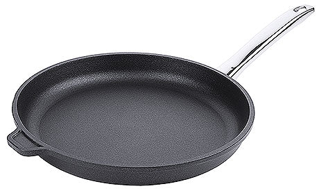 Schwarze Bratpfanne mit Griff.