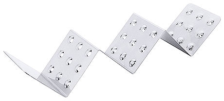 Metallisches Faltblech mit Löchern.